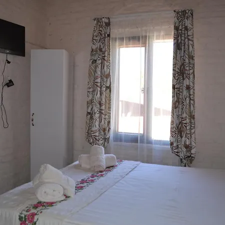 Hotel Nezis'in Konagi Ayvalı