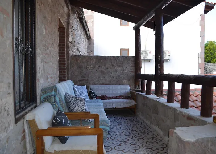 Neziş'in Konağı Ayvalı